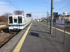 電車がやってきた。
昼間は、２両編成のワンマン電車が約１時間間隔。

前回来た時の写真と見比べたら、ホームがきれいになってる。