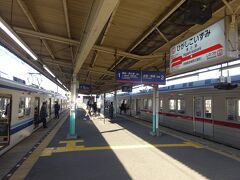 ２つめの駅、東小泉駅。
小泉線は２つの路線からなっていて、その接続駅。
向かいのホームで接続している太田方面行きに乗換え。