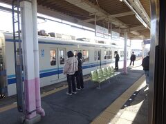 三枚橋駅。電車とすれ違い。