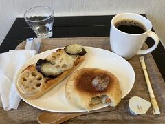 来宮駅前に戻り、駅前にあるパン屋さん兼カフェの「キノミヤ クオン」でランチ。
レンコンとナスのパンと、ごぼうのおやき。どちらも具がたっぷり。コーヒーも美味しかった。

このあと雨が降ってきたので、来宮駅からまっすぐ帰宅することにした。