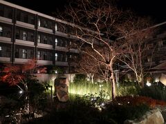 ホテルは三条通りに面した所にある東急ホテル系列のTHE HOTEL HIGASHIYAMA by Kyoto Tokyu Hotel。今回初めて泊まります。中庭を囲む様に建てられたホテルはとてもシックな雰囲気。立地的にも駅にも歩いて行けますし、平安神宮などがある岡崎や、南禅寺へのアクセスも良く便利
