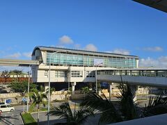 ゆいレール「那覇空港」駅
気温も高いが湿気が高くて体が重い。
飛行機に乗ってる間も感じていましたが、低気圧のような重さがまとわりついてくる日でもありました。