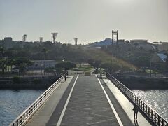 宿泊するホテルは「旭橋」駅が最寄りの波上宮近くなのですが、「壺川」駅で降りて運動がてら奥武山公園を抜けて歩くことにします。

2月中旬から巨人のキャンプ地となる那覇の奥武山公園です。
既に17時過ぎなので選手はとっくに帰っています。
もっと早く来ればキャンプの見学も出来たのに……私のばか！