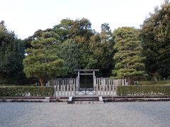 山科最後は醍醐天皇陵へ。区画整備された住宅街の中にポツンと公園の様に醍醐天皇陵があり、少し驚きました