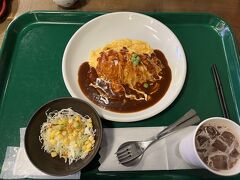 私と娘は【横濱たちばな亭】の洋食屋さんのオムレツライス(デミグラス)サラダドリンクセット(1590円)。トロトロの卵が美味でした。