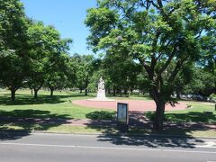 バスはレティ―ロ駅をとおり、公園地区に入り、両側に緑豊かな公園が広がる
