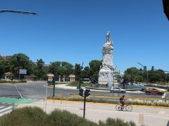 広い公園が広がり、散歩している人も多く、下車して歩いても何の問題もなさそう
交差点の中に通称スペイン人記念碑