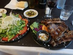 チキンやソーセージが入ったミックスグリルもいいが、最後の夜なので牛肉で
脂もおおいがおいしいショートリブ Asado de tira