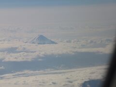 雲海に頭を出した「富士山」を見ながら
飛行すること 約１時間半
　