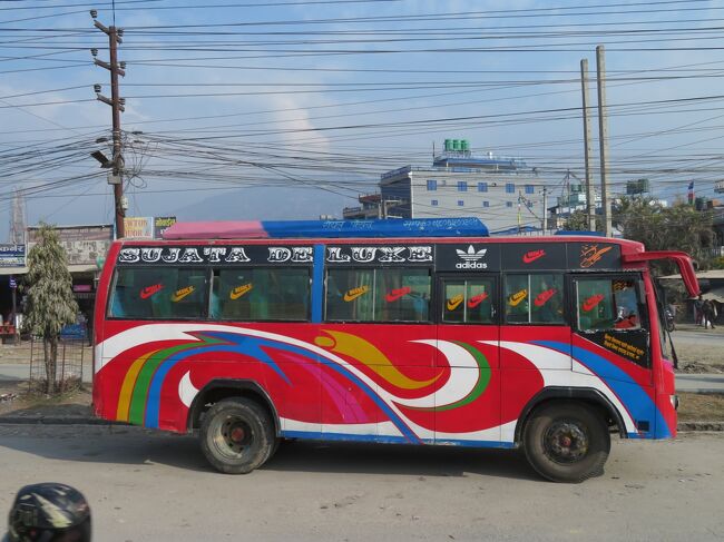 カラフルバス。トラックもめちゃ派手ペイントです。