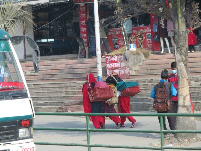 荷物は何でしょうね。