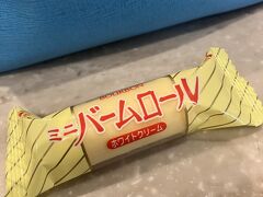 Marielさんも一緒に行くので、４人で一緒にスイートラウンジへ。懐かしいお菓子が置いてあったので１本食べてしまった。