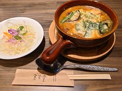 駅近くの洋食屋さん、金宝堂で焼きチーズカレーを食べた。
フォートラの情報で知った食堂だ。
