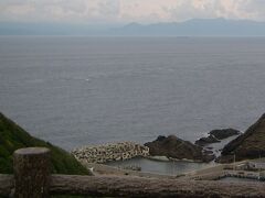 津軽海峡冬景色歌謡碑前の広場から見た 龍飛漁港 と 津軽海峡
