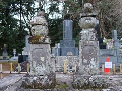 山上には多くの墓石がありますが、北条義時夫妻の墓は仲良く二つ並んだおり、墓石はほぼ大きさ。同格として扱われていたのでしょうか