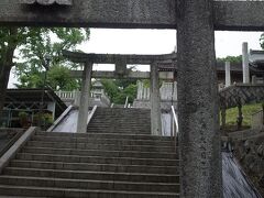 下市から南へそれると、岡田宮があります。
三の鳥居は、1700年に奉納。
右の柱に元禄十三年と刻まれているのがわかりますか？