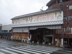 街道は、県道273号線(宿場通り)を斜め左に横断します。
旧道は、くまで通りに突入します。
宿場通りは埋立てられた中橋川の跡で、長崎街道に中橋が架かっていました。
右枠外は、汐入と呼ばれる干潟でした。