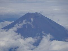 ８時２０分の便で那覇空港へ。
今回も富士山をパシャ。