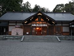 ●足羽神社

そんな景色を見ながら「愛宕坂」を上っていき、「足羽山」の中腹に鎮座する「足羽神社」へとやってきました。
こちらの神社は、ここ越前国を開いたとされる第26代天皇の継体天皇をご祭神としており、創建以来1500年以上の歴史を有しています。