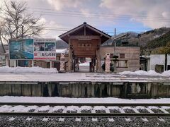 １時間弱で作並駅に到着…

雪が積もっています(^^)