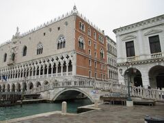 「ドゥカーレ宮殿」
Venezia共和国の総督の居城・執務所。
手前は歩道橋「パリャ橋」。