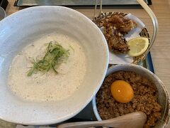 13時頃だったので、昼食に。
月よみ。鶏そばのお店のようです。
鶏そば、鶏そぼろ丼、唐揚げ2個のセット。1,848円（税込み）
鶏そぼろ丼がすごく好みの味でした。