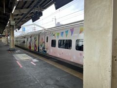 帰りの新幹線は窓側が取れたので、車窓を見ていたら、あっという間に郡山駅に到着です。
ホームを歩いていたら「黄色い点字ブロックまでお下がりください！写真撮影の方もお下がりください！」と言っていたので「写真？」と思って近づいてみたら、福島駅で連結したやまびこがディズニーラッピングの車両でした！
新幹線は動き始めていたのでしっかりと写真は撮れませんでしたが、雰囲気だけはなんとか…。