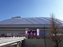 駒込から南北線で後楽園に移動して、ちょっと歩き、ドームへ
東京ドームシティ　プリズムホールで開催の　世界らん展2024の初日だと知り、行ってみる事にしました。
ドームの周りは若者の大行列・・ティラー・スィフトのライブだったようです。
名前と、ど派手な衣装でギター持ってる姿・・くらいしか知らないので、そうなんだ～くらいで通り過ぎ