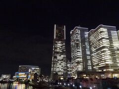 進む・・振り返って、クィーンズスクエァからつづきランドマークタワーの夜景が素晴らしい。