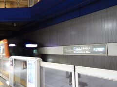 二日目はひとりで江の島、鎌倉界隈を散策してみようと、みなとみらい駅を出発。
ホテルからショッピング街をちょっと歩き地下がみなとみらい駅という便利なホテル。
江の島、鎌倉行ってみて・・オバサンの私が行った結論・・行った私が〇カだったかも・・
江の島はまだいいとしても・・江ノ電に乗って長谷寺に行くのは、もはや日本人には酷かも・・
もっと、しっとり北鎌倉辺りを散策すべきだった・・と、帰りの電車で北鎌倉のひっそり感見て反省・・
テレビで知ってはいましたが、あんなに江ノ電が満員電車状態になっているとは・・
京都のバスもですが、鎌倉の江ノ電使う地元の方々困るでしょうね・・
・・しばらく近づかないことにします・・ごめんなさい・・行っちゃって、って感じでした。