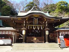 江の島神社　辺津宮
島内に三つある神社　辺津宮、中津宮、奥津宮を総称して江島神社と言い、それぞれの宮には、海の守護神である女神が祀られています。
建永元年1206年に僧良真が荘厳な社殿に遷宮しました。
現在の社殿は1976年に改修されたものです。