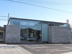 稲田駅前に石の百年館