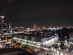 いつものひとり旅のような夕飯
部屋からの夜景もまずまずだから、利用しない手はないよねっと、旦那をデパ地下に誘ったのだけど・・