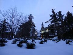 日は落ちた・・のかな。
徐々に暗くなるのを感じながらも弘前公園へ入場。ゲートとかは無く勝手に入れました。