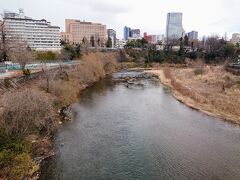 街歩きしながら瑞鳳殿へ向かっています(^^)

評定河原橋を通って広瀬川を渡る途中…