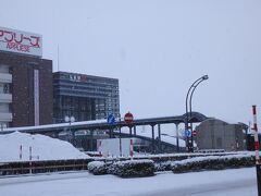 駅に到着。真ん中奥が弘前駅で、結構新しい感じ。