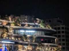 歩いてホテルに帰ります。
バスターミナルのあるサクラマチクマモトのビルの上に大きなくまモンがいるのが見えました。

