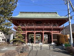 かいてらすから歩いて5分程で、甲斐善光寺の『山門』に到着しました。

かいてらすからアクセスする場合、本堂にあたる『金堂』の方が近いのですが、今回は正規の経路で参拝することにしました。