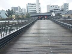 雨の中 【出島表門橋】まで戻ってきました
17日の皇帝パレードは、こちらの門が出発地点

皇帝役の福山 雅治さん 皇后役の仲 里依紗さんは、あの建物からお出ましになるのでしょう

