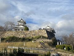 お城の建物を見上げるような感じの場所から入ることになり、建物の存在感が感じられました。