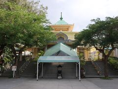 大きな荷物をフロントで預かってもらって散策に出かけます。
最初は大典寺という浄土真宗本願寺派お寺に立ち寄りました。特に観光名所というわけではありませんが、沖縄の寺院は本土のものと少し感じが違っているので面白いです。