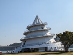 ふと海の方をみると何やら三角の巻き貝のような建物があります。
船を待つ人の待合室のようですが展望台にもなっているようです。