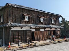 旧高田回漕店は回船問屋の建物。建築年代は明白ではなく明治２０年代と考えられているようです。現在の建物は平成１１年に復元された物だそうです。