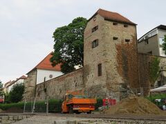 ウォーター・タワーそばのドラヴァ川から一段高くなった場所はマリボルのユダヤ人地区。

画像左手の赤い三角屋根の建物はSinagoga Maribor（マリボルのシナゴーグ）で、右手の石造りの塔はJewish Tower（ユダヤ人の塔）。
下から見上げてみると、どちらも城壁状に築き上げた石塀に付属した形で造られています。