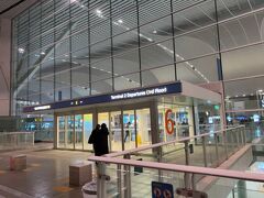 　ソウルから6002番リムジンバスに乗って仁川国際空港2ターミナルに到着しました。午前6時少し前、小松行きは7:35発なので余裕でした。
　なお、ソウル駅からの空港鉄道に乗っても、こんなに早く着くことはできません。