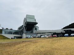 佐賀県立宇宙科学館

木々あふれる自然豊かな空間に突如現れる、巨大な宇宙船のような物体。
宇宙と科学の不思議が楽しく体感できる。