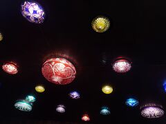 仙厳園の隣の磯工芸館
薩摩切子のお店
天井の照明を切子で装飾してある
ペンダントを購入した