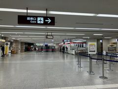 30分弱で空港到着。

分かっちゃいるけど、人がいない。