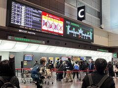 羽田空港第１ターミナル
ANA派の私には完全アウェイ。