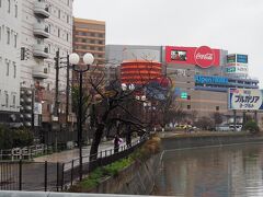 この辺りが有名な中洲屋台横丁のようです。雨だからか時間が早い（午後４時前）からか屋台は１店舗もありません。